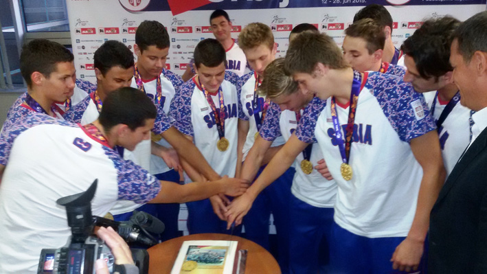 Vaterpolisti seku pobednicku tortu