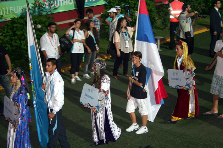 Olja Nikolic nosi zastavu Srbije