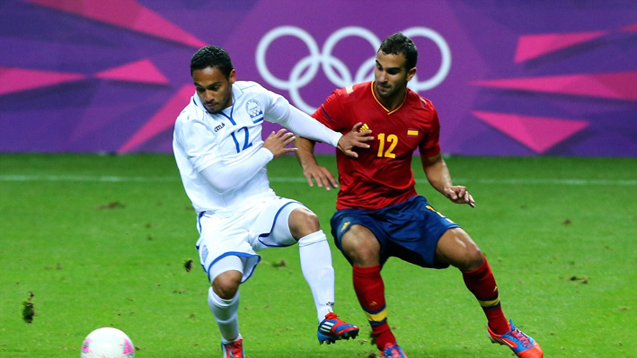 Orlin Peralta of Honduras battles with Martin Montoya of Spain