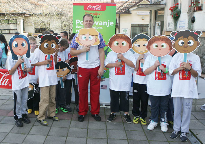 Mikec objasnjava deci olimpijsku vrednost postovanje