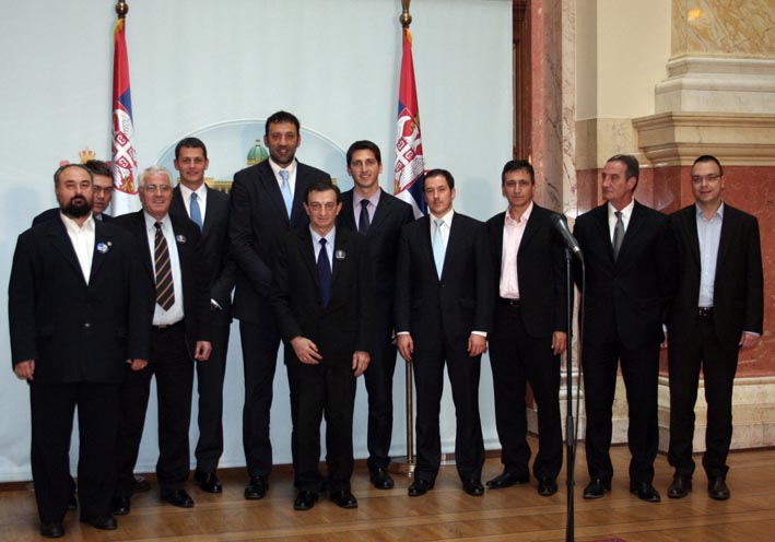 Predsednik OKS Vlade Divac i generalni sekretar Djordje Visacki sa clanovima odbora