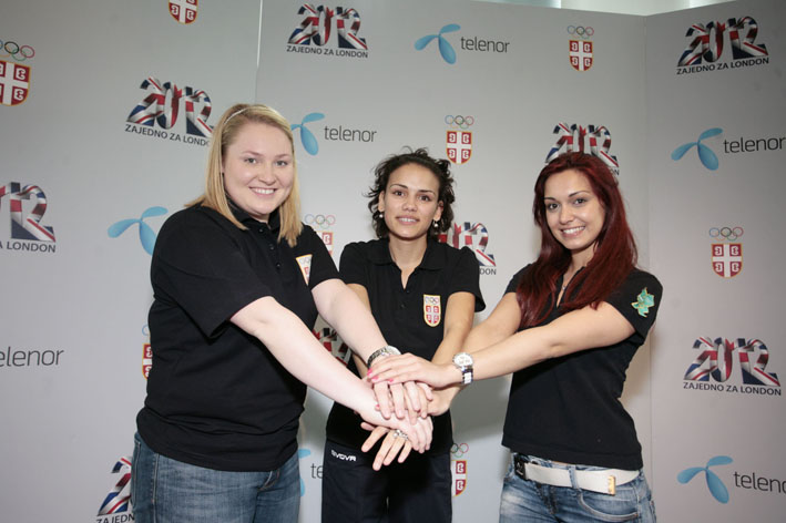 Zorana_Arunovic_i_Ivana__Maksimovic,_reprezentativke_u_streljastvu_sa_Draganom_Gladovic,__tekvandokom