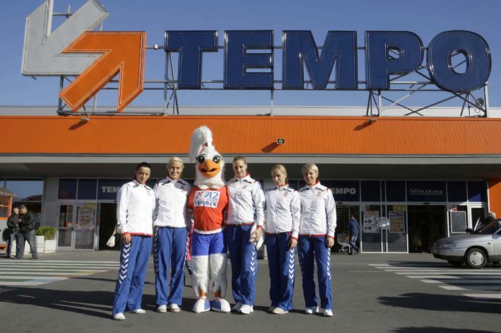 Rukometasice i maskota u Tempu