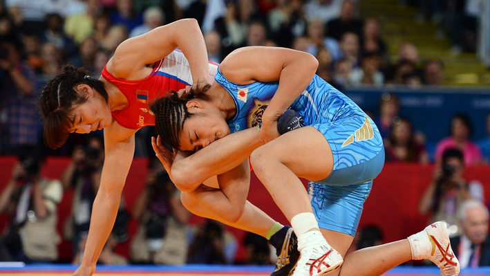 Kaori Icho of Japan competes with Battsetseg Soronzonbold of Mongolia