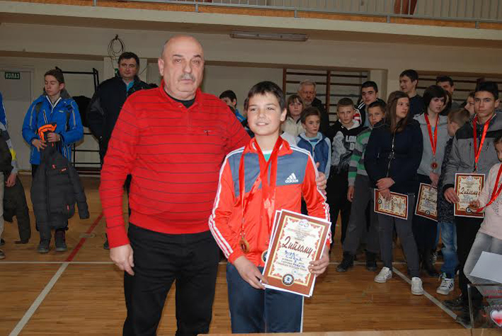 kosjeric savic sa diplomom