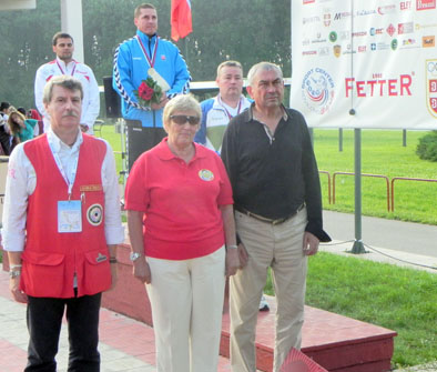 VARGA KOSTELECKI MACEK TRAP NA POSTOLJU NAPRED JE MILAN SOTRA