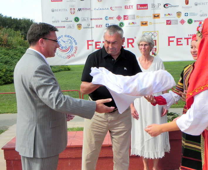 sotra predaje zastavu Peki Kusistou