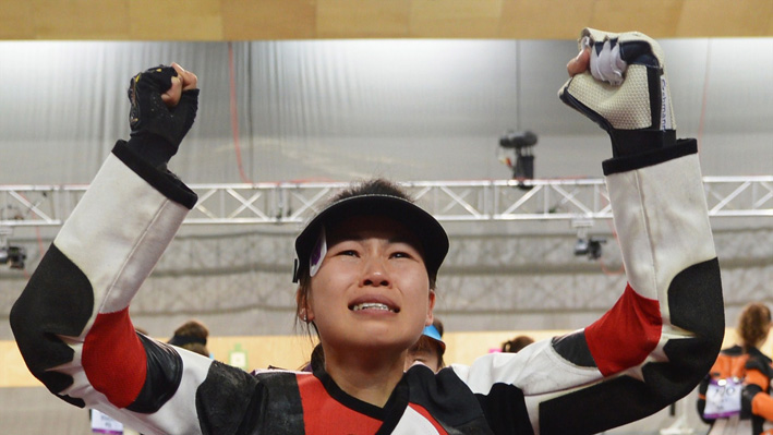 Yi Siling of China celebrates winning gold