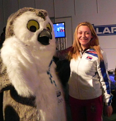 bobana_sa_maskotom_sovom_kuti