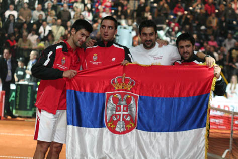 nole i ekipa sa zastavama