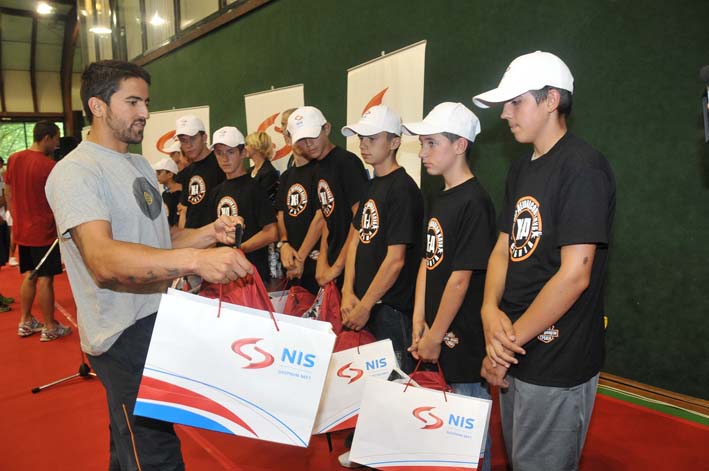 Janko Tipsarevic urucuje deci poklone