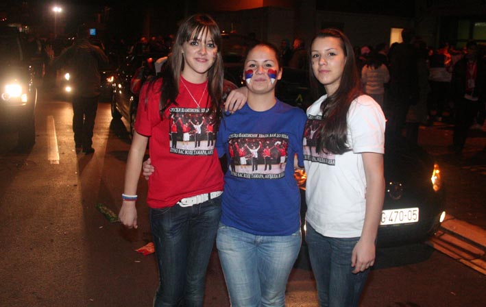 navijaci_ispred_arene