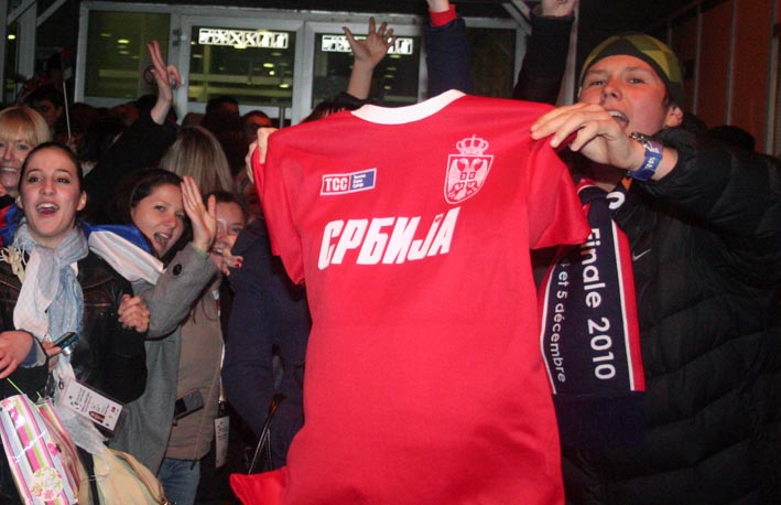 navijaci_ispred_arene_1