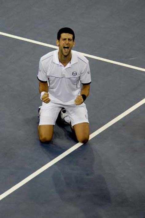 djokovic_2011_US_Open_slavlje_teren