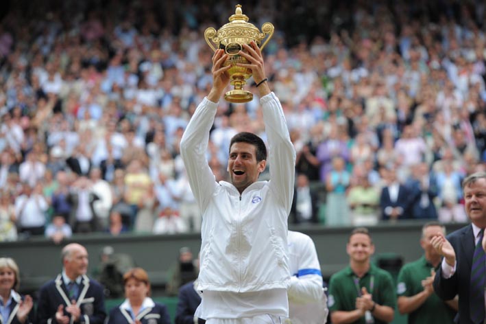 nole_pehar_vimbldon-2011