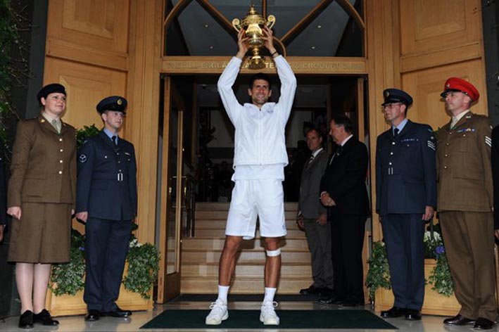 nole_pehar_vimbldon_straza