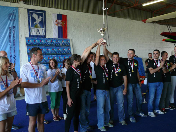 Ekipa Nebeske Vidre sa peharom