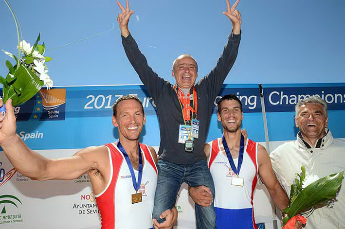 evoropski prvaci u dvojcu bez kormilara nikola stojic nenad bedjik sa trenerom sasom mimicem i selektorom nebojsom ilicem foto www.worldrowing.com