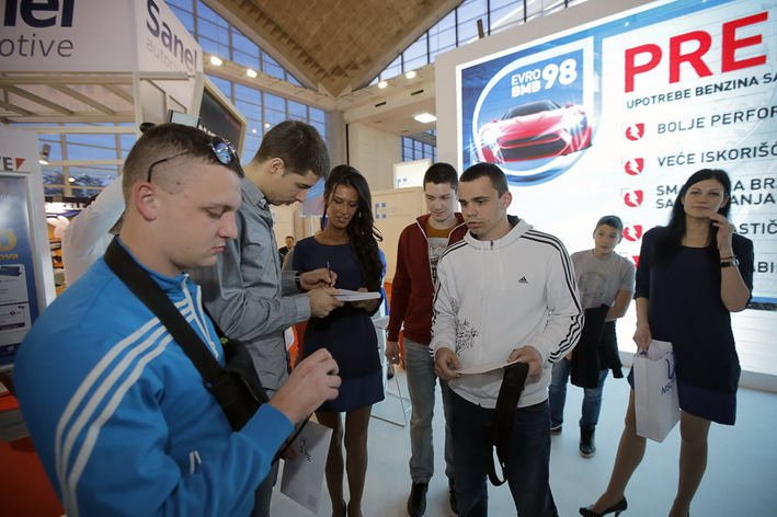 Crno-beli gosti NIS-a na Sajmu automobila