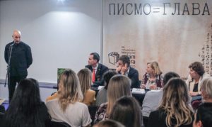 SNAŽNE PORUKE SA TRIBINE: „Čitaj da budeš najjači!”