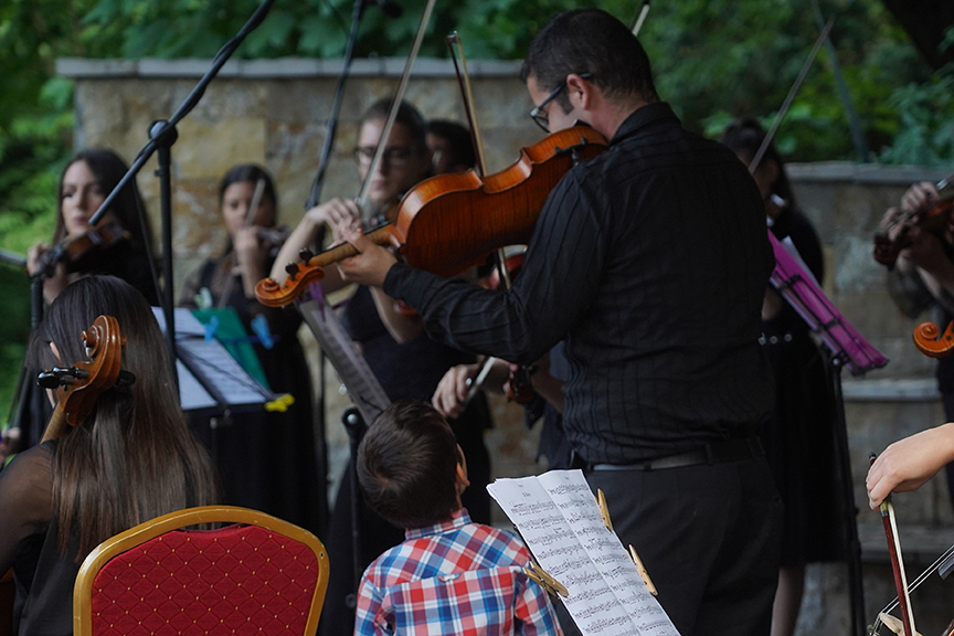 Stefan Milenković i orkestar Muzikon oduševili publiku u Botaničkoj bašti