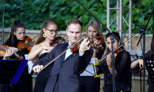 Stefan Milenković i orkestar Muzikon oduševili publiku u Botaničkoj bašti
