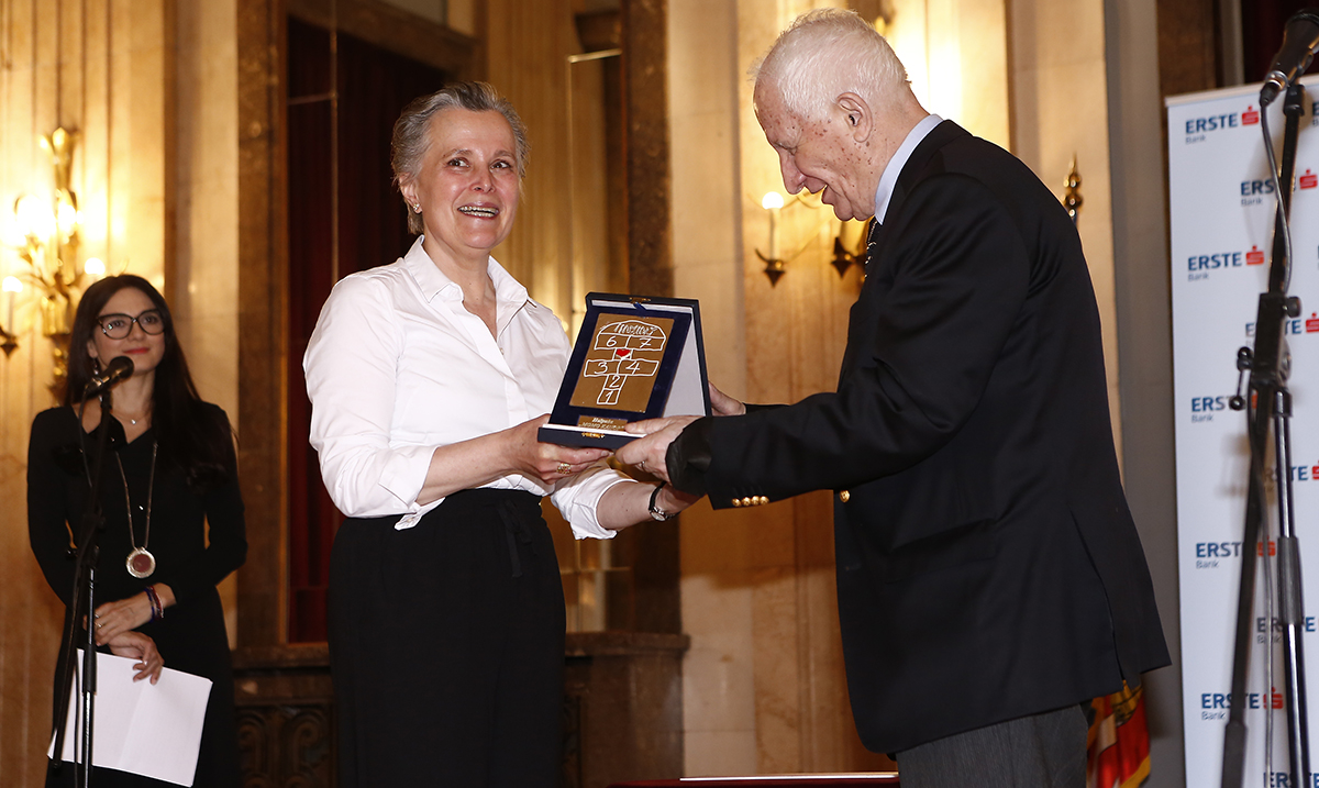 The Momo Kapor Award, the eleventh in a row, which went to the writer