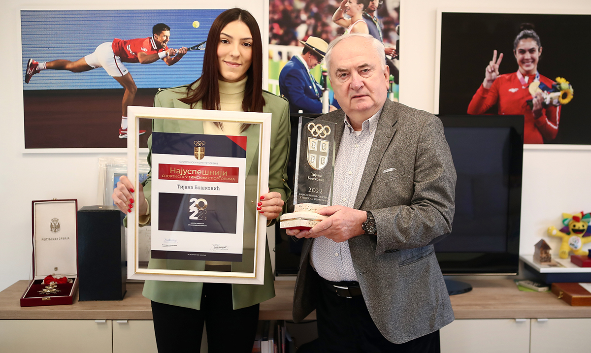 Predsednik OKS Božidar Maljković svečano uručio nagradu Tijani Bošković za najuspešniju sportistkinju u timskim sportovima u 2022. godini