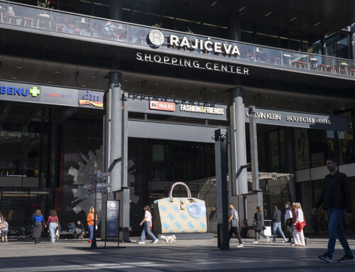 GUESS torba koja je osvojila Beograd: nova instalacija i nova radnja ispred Shopping Centra Rajićeva privlače sve poglede