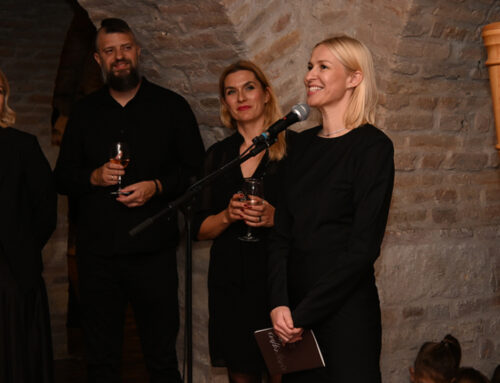 Otvorena izložba „Odraz“ uz podršku Grand kafe – portreti uticajnih žena i razgovor uz kafu kroz vekove