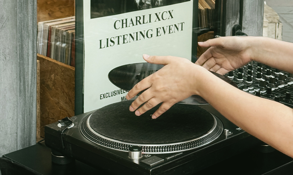 Beograd među prvim stanicama nove ere Charli xcx: Objavljen album „Music, Fashion, Film“ uz ekskluzivno preslušavanje u MASCOMSTORE
