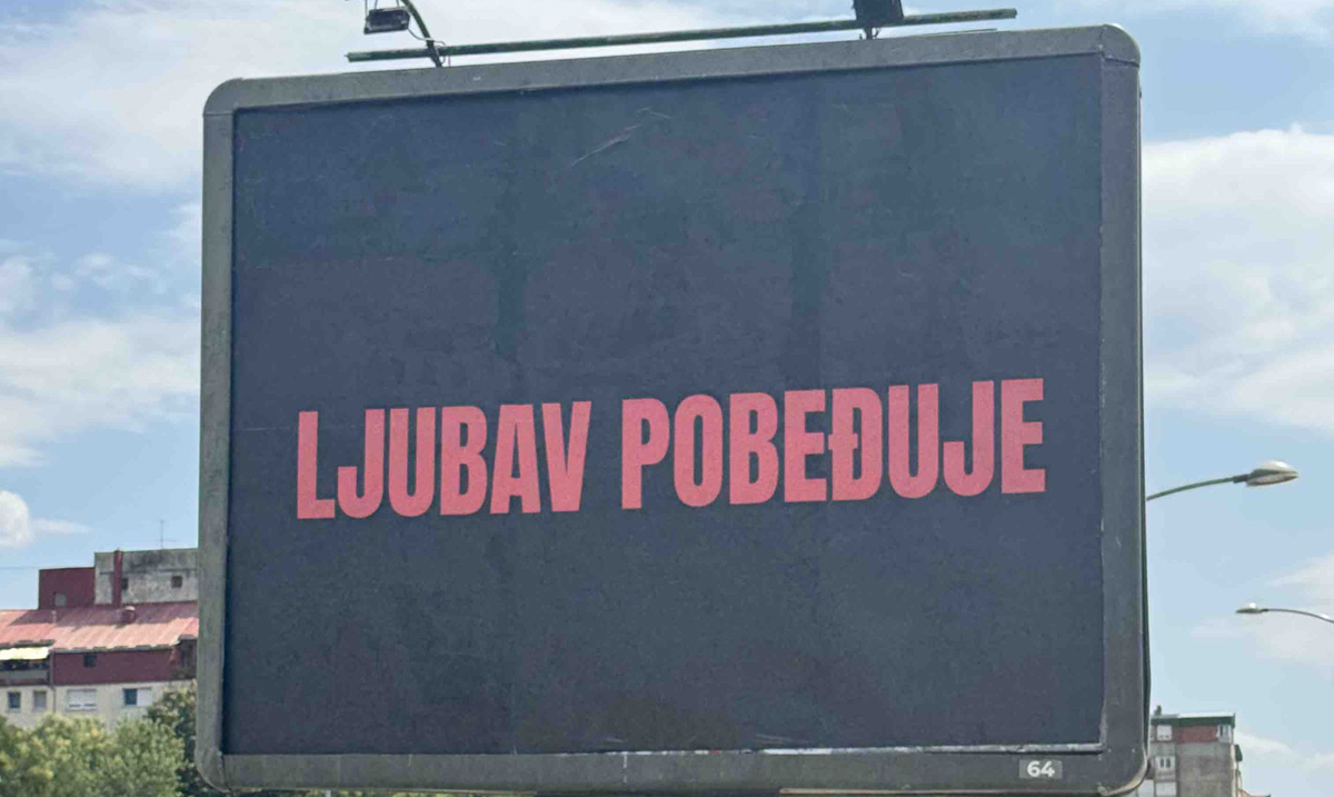 „Ljubav pobeđuje” –  poruka koja zbunjuje javnost osvanula širom regiona