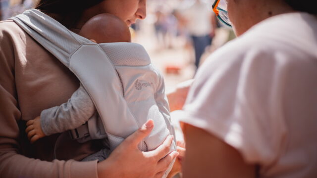 Ergobaby porodični piknik na Oplencu: Bliskost, bezbednost i igra u centru porodičnog dana