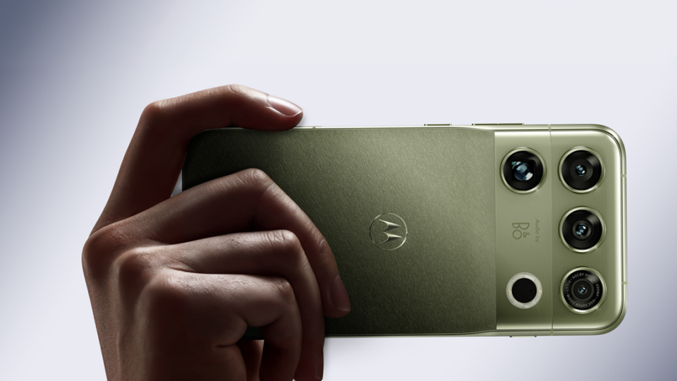 Motorola signature 27 predstavljen na Snapdragon Summitu uz Snapdragon® 8 Elite Extreme Gen 6 i novu generaciju AI iskustava